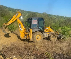 Kandıra'da altyapı kazısı, arsa düzenleme ve kümes temizliği için kiralanan Öz Avşar Hafriyat'a ait operatörlü kepçe ve iş makinesi.