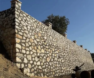 Kandıra ve köylerinde doğal taş bahçe duvarı ve istinat duvarı ören Öz Avşar Hafriyat ustaları.