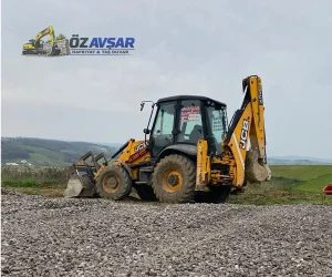Kandıra'da eğimli arazide zemin tesviyesi, arsa düzeltme ve teraslama işlemi yapan Öz Avşar Hafriyat ekskavatörü.